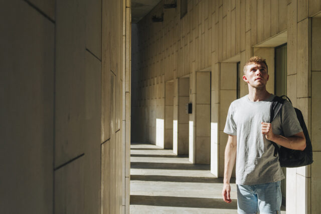 Mon enfant veut arrêter les cours ou se réorienter : comment l’accompagner sereinement ?